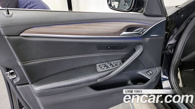 BMW 5-Series 2018 — photo 14