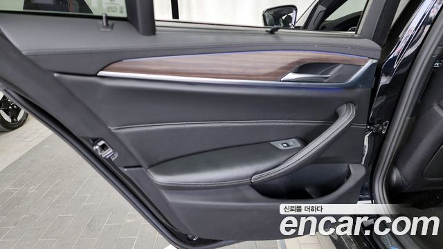 BMW 5-Series 2018 — photo 15
