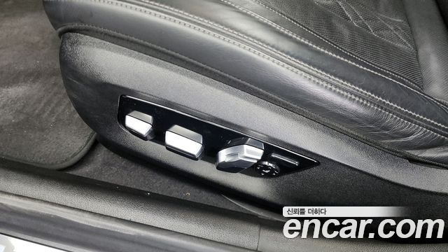 BMW 5-Series 2018 — photo 32