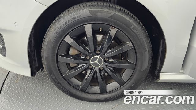 Mercedes-Benz B-Class 2016 — photo 5