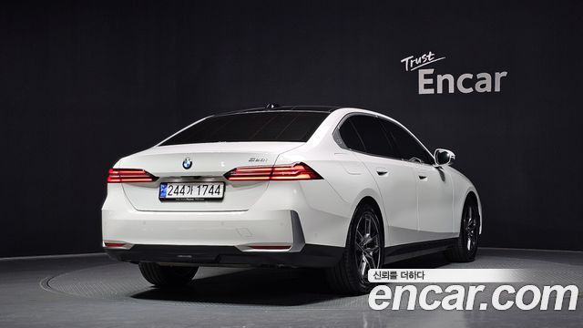 BMW 5-Series 2024 — photo 2