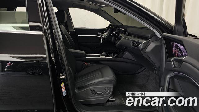 Audi e-tron 2022 — photo 17