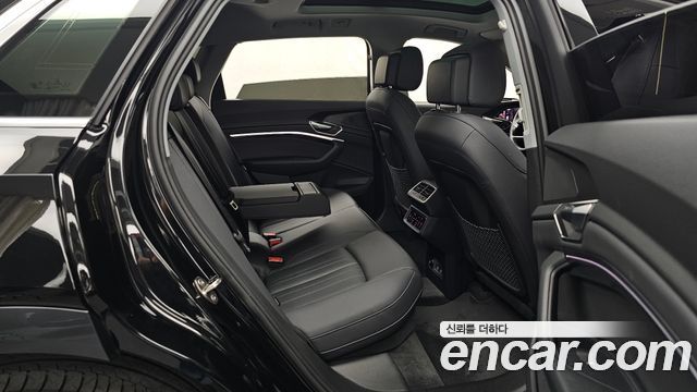 Audi e-tron 2022 — photo 18