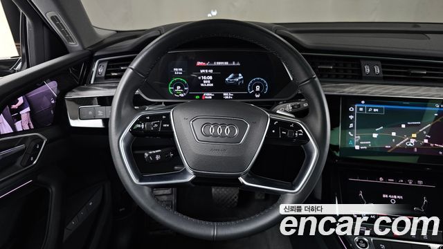 Audi e-tron 2022 — photo 19