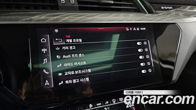 Audi e-tron 2022 — photo 22