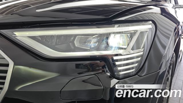 Audi e-tron 2022 — photo 8