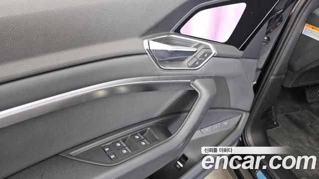 Audi e-tron 2022 — photo 32