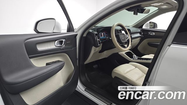 Volvo XC40 2023 — photo 13