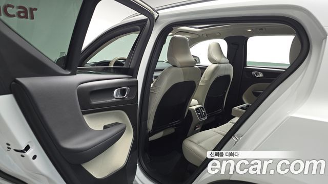 Volvo XC40 2023 — photo 17