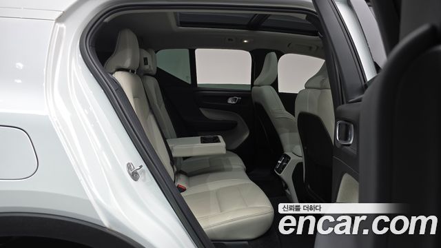 Volvo XC40 2023 — photo 18