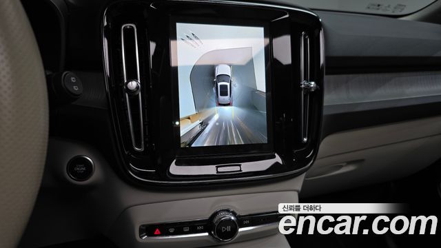Volvo XC40 2023 — photo 21