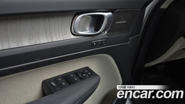 Volvo XC40 2023 — photo 24
