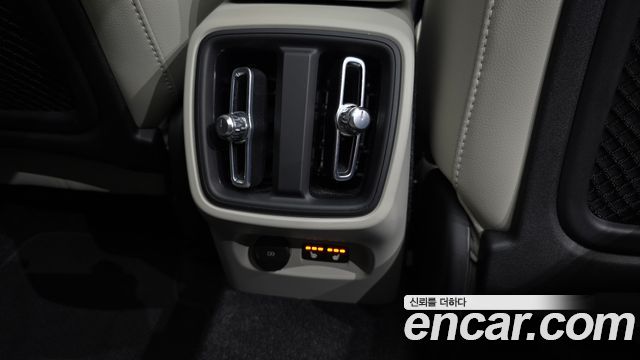 Volvo XC40 2023 — photo 25