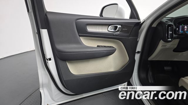 Volvo XC40 2023 — photo 14