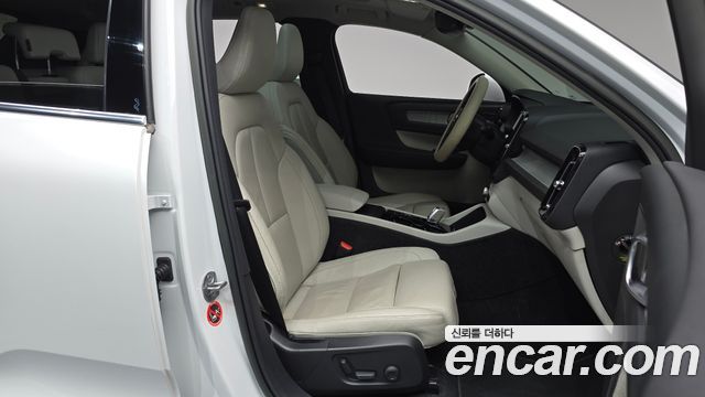Volvo XC40 2023 — photo 16