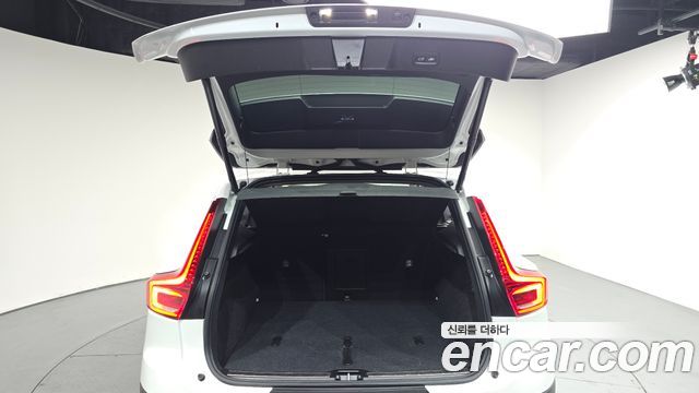 Volvo XC40 2023 — photo 29