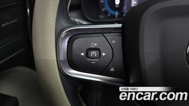 Volvo XC40 2023 — photo 32