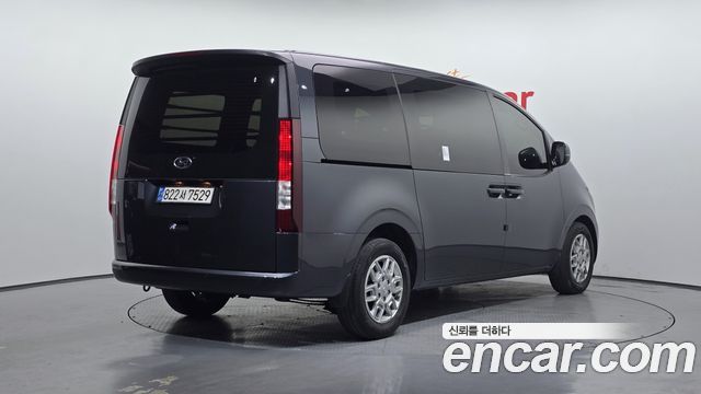 Hyundai Staria 2023 — photo 2