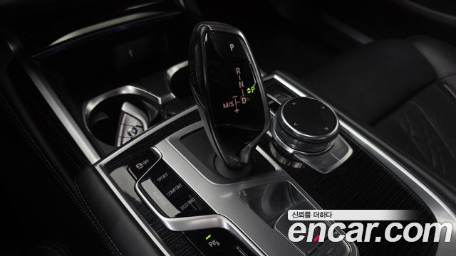 BMW 7-Series 2018 — photo 9