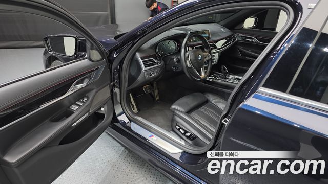 BMW 7-Series 2018 — photo 10