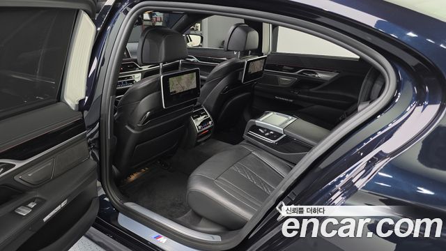 BMW 7-Series 2018 — photo 11