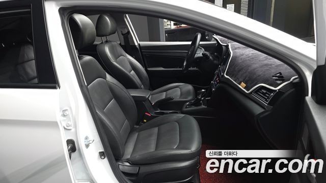 Hyundai AVANTE 2016 — photo 17