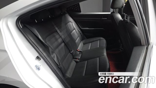 Hyundai AVANTE 2016 — photo 18