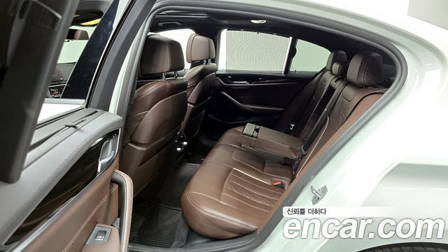 BMW 5-Series 2018 — photo 17