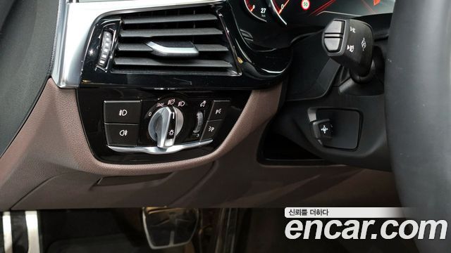 BMW 5-Series 2018 — photo 19