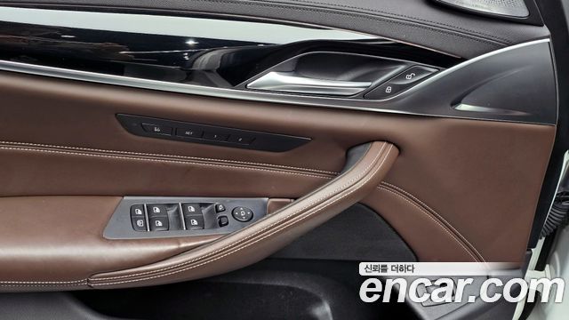 BMW 5-Series 2018 — photo 26
