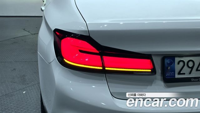 BMW 5-Series 2018 — photo 9