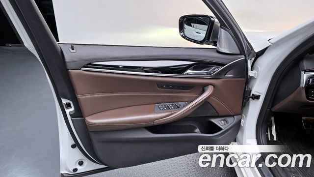 BMW 5-Series 2018 — photo 14