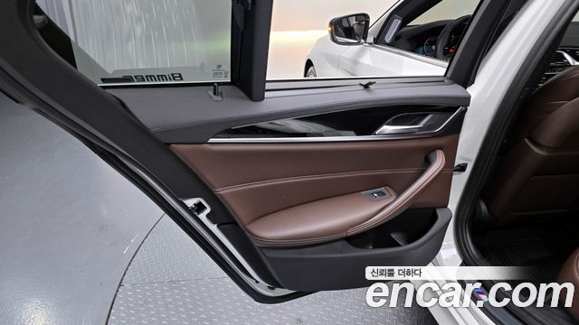 BMW 5-Series 2018 — photo 15