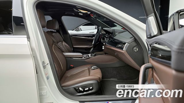BMW 5-Series 2018 — photo 16