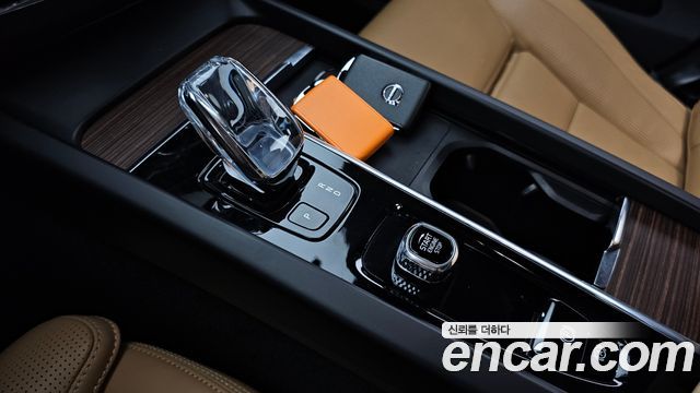 Volvo XC60 2022 — photo 12