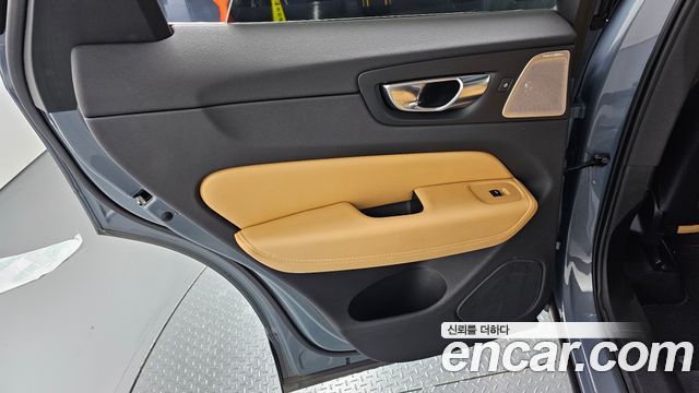 Volvo XC60 2022 — photo 15