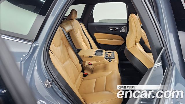 Volvo XC60 2022 — photo 16