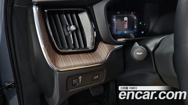 Volvo XC60 2022 — photo 27