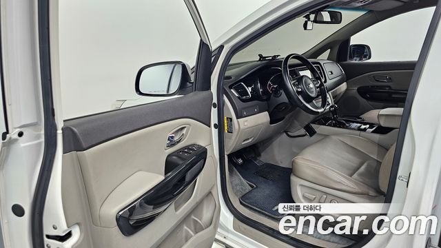 Kia Canival 2016 — photo 10