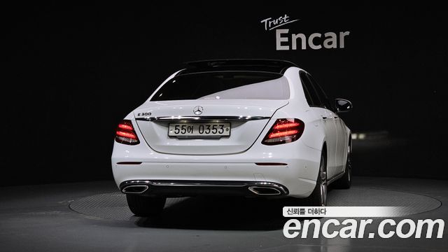 Mercedes-Benz E-Class 2017 — photo 4