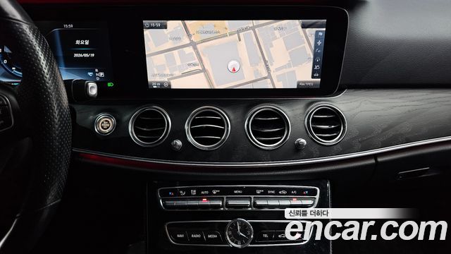 Mercedes-Benz E-Class 2017 — photo 12