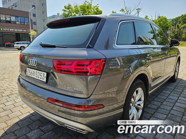 Audi Q7 2019 — photo 8