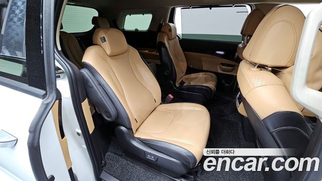 Kia Canival 2021 — photo 17