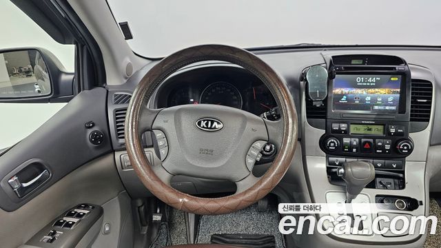 Kia Canival 2011 — photo 12