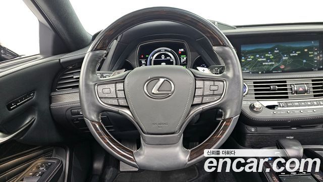 Lexus LS 2018 — photo 20