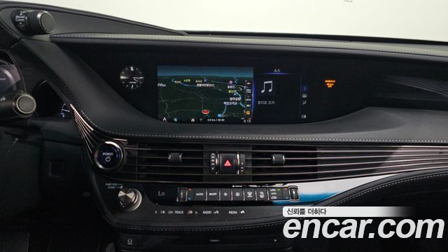 Lexus LS 2018 — photo 21