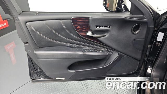 Lexus LS 2018 — photo 14