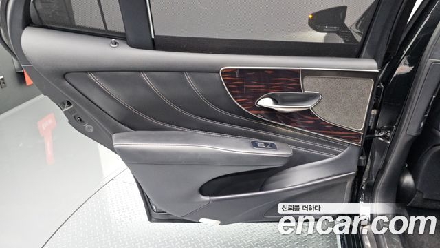 Lexus LS 2018 — photo 15