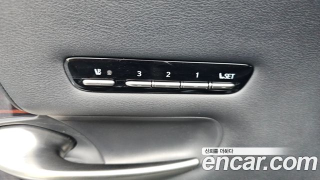 Lexus LS 2018 — photo 29