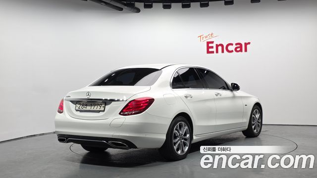 Mercedes-Benz C-Class 2018 — photo 2